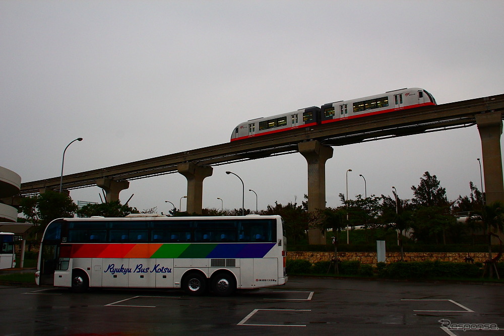 琉球バス交通の貸切バスとゆいレール（2012年4月18日撮影）