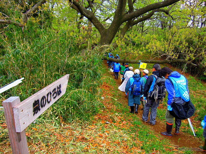 ゴム長を履き細くて傾斜のきつい山道を入っていく