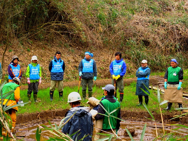 土のうづくりの現場にはトヨタマーケティングジャパンの折戸弘一さんの姿も（中央）