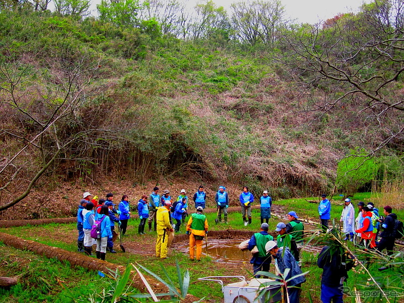 土のうづくりの現場にはトヨタマーケティングジャパンの折戸弘一さんの姿も