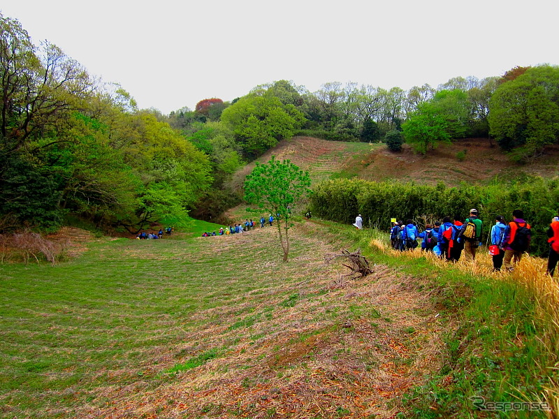 荒廃していたかつての農地がきれいに再生化された脇をさらに下る