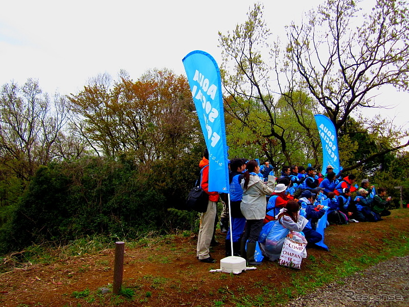 尾根側からスタートし笹刈り・土のうづくり現場の谷へと下っていく