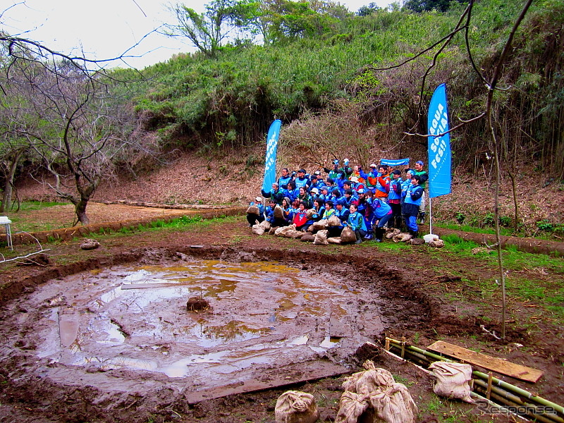 記念撮影のあといよいよゲンジボタルの幼虫の放流へ