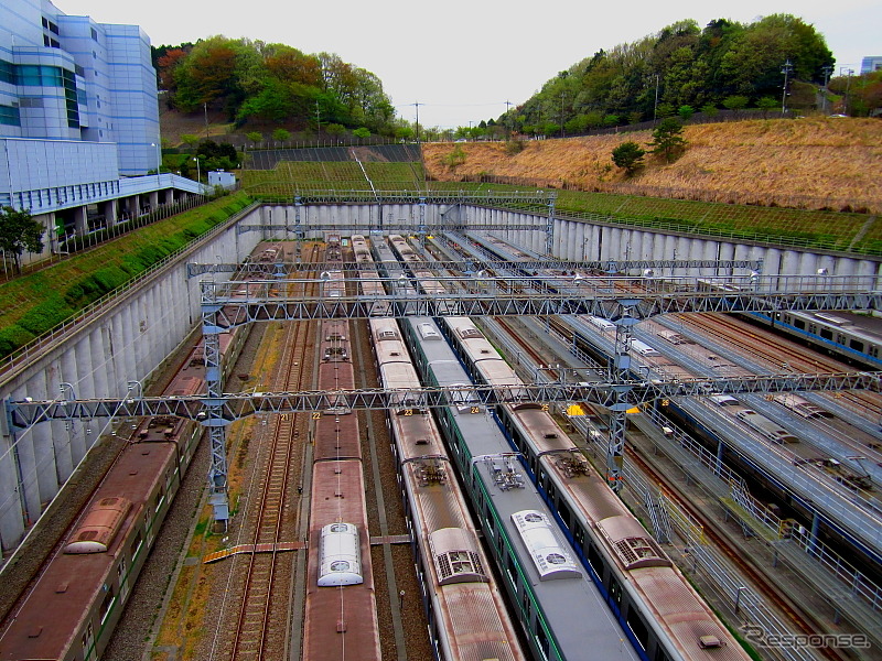 鶴見川源流域は小田急電鉄唐木田車両基地の西南、写真右奥の山の中にある