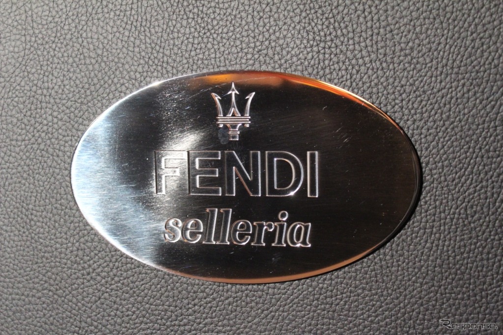 フェンディセレリアマセラティのロゴ