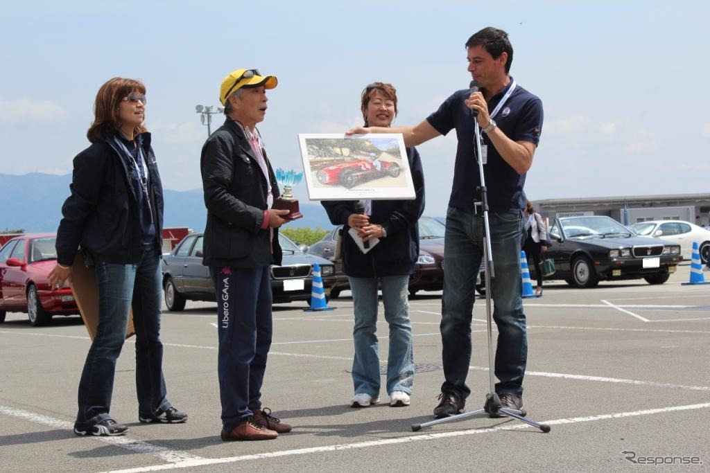 グランプリを受賞した堺正章氏とマセラティジャパン代表取締役社長のファブリッツィオ・カッツォーリ氏（右）