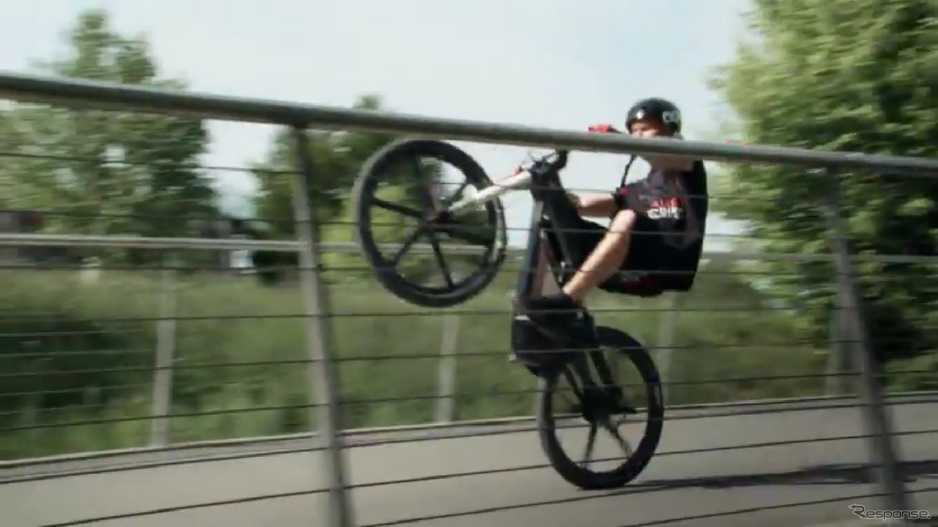 ジュリアン・デュポン氏によるアウディe-bike Wortherseeのスタント走行映像（動画キャプチャー）