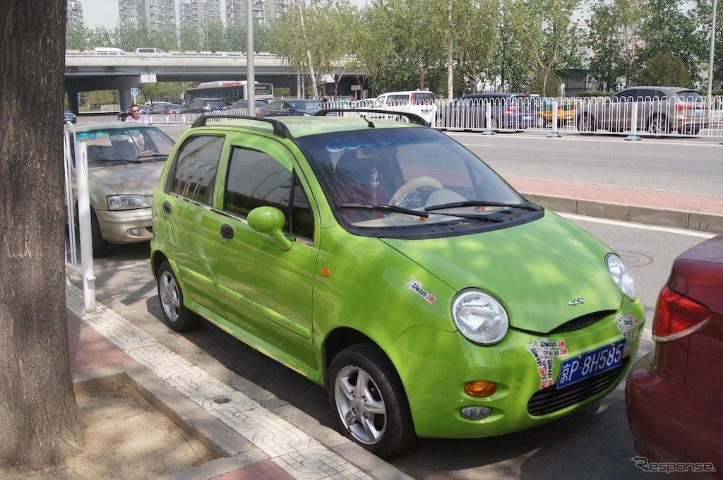 ハンドルカバーを付けた北京の車。