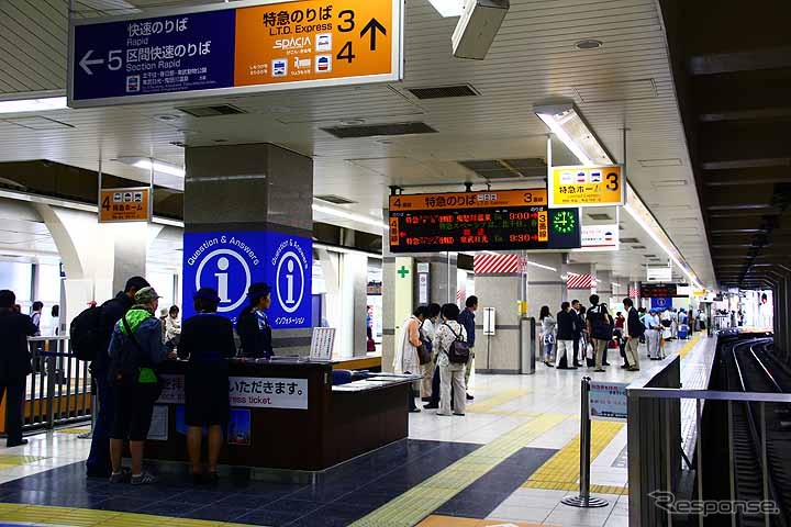 浅草駅特急ホームには外国人観光客を案内するステーションコンシェルジュの姿も