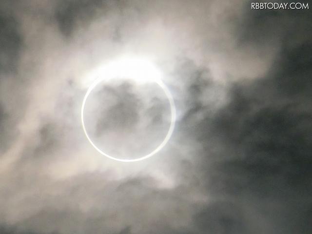 雲ごしではあるが、金環食の状態がはっきりと分かる