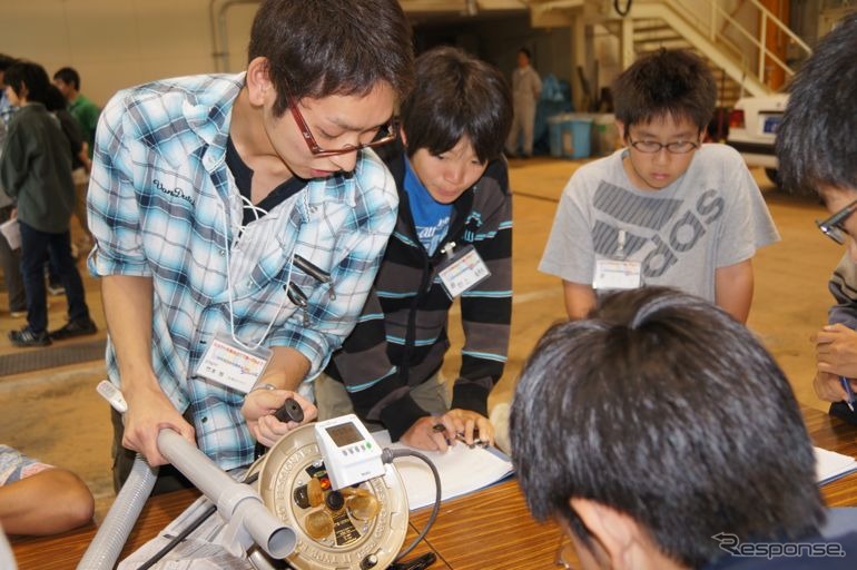 中学生がハイブリッドカー組み立て＆試乗を体験