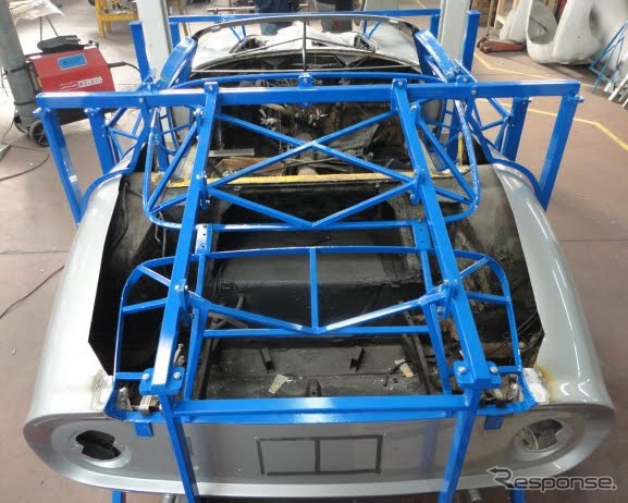 復元中のフェラーリ・275 GTB4