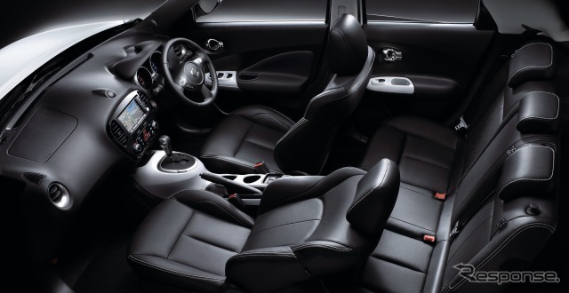 日産 ジューク 16GT プレミアムホワイトパッケージ 白のステッチを施したブラックの本革シート
