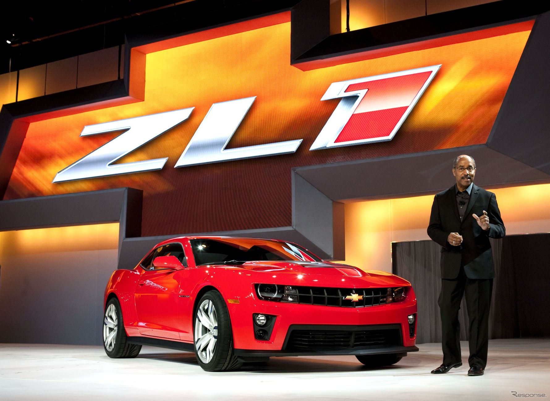 シボレー・カマロ（ZL1）と、GMのグローバルデザインを統括するエド・ウェルバーン副社長