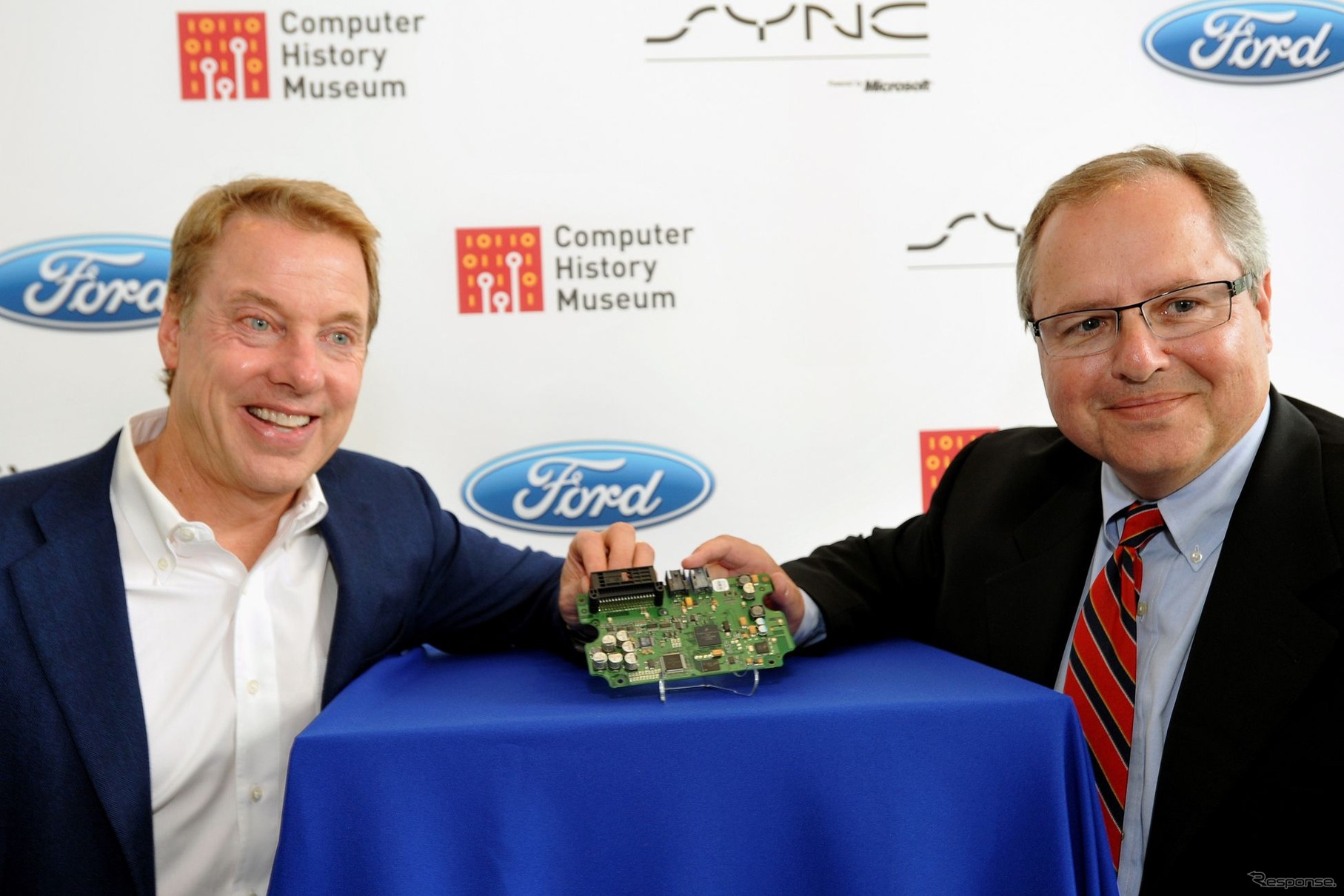 SYNCの基盤を手にしたフォードモーターのビル・フォード会長（左）