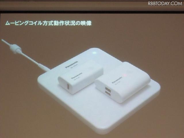 コイルが可動するので、順番に複数のバッテリを充電できる