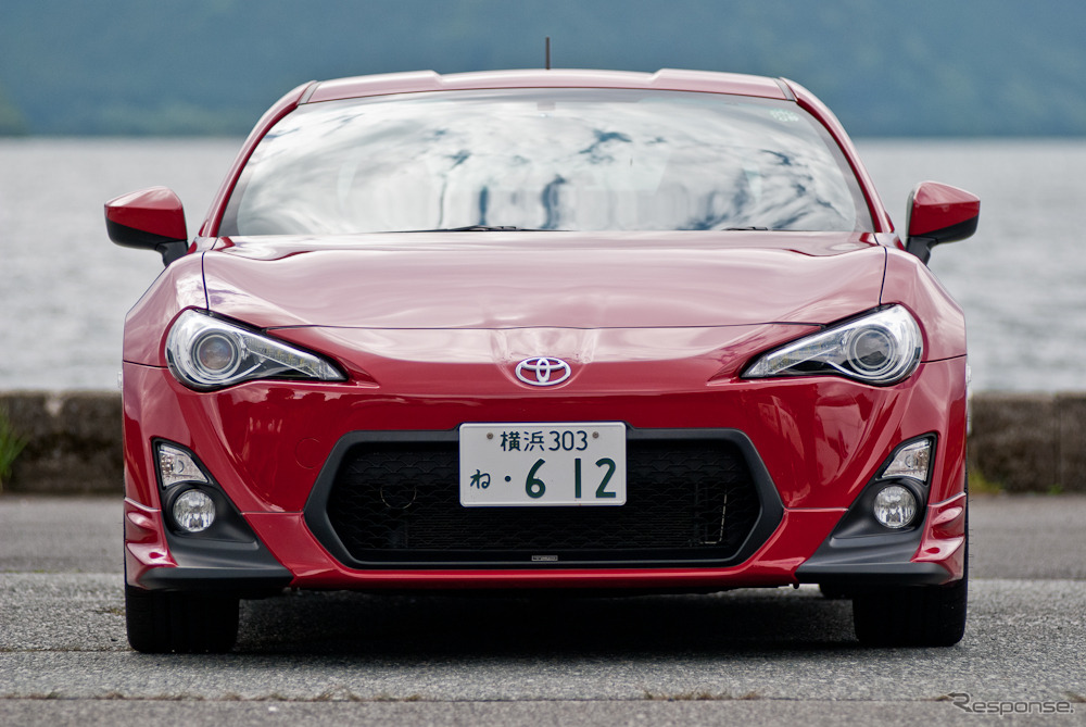 「86 TRD パフォーマンスライン」「ウインカーバルブ」（3150円）装着例