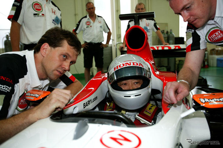 【ホンダミーティング】疾走写真蔵…福井社長、F1マシンをドライブ!!