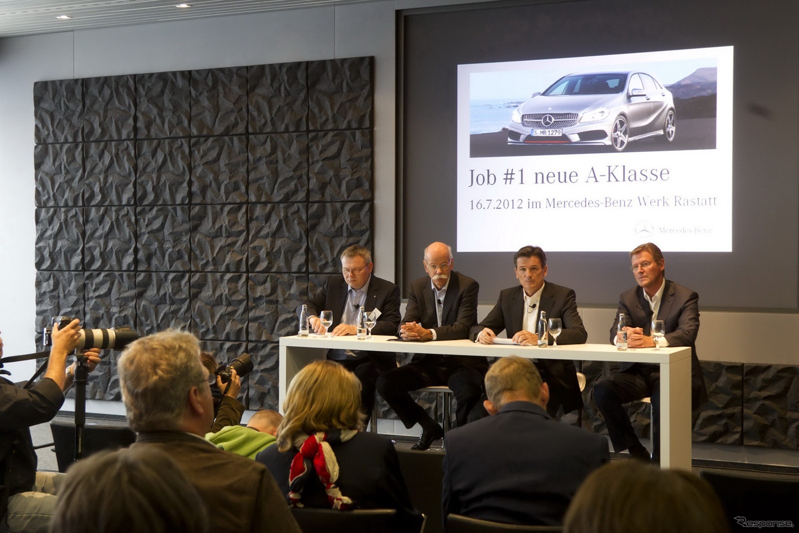 新型メルセデスベンツAクラスから派生する小型SUVの生産計画を公表したダイムラーのディーター・ツェッチェ会長（左から2人目）