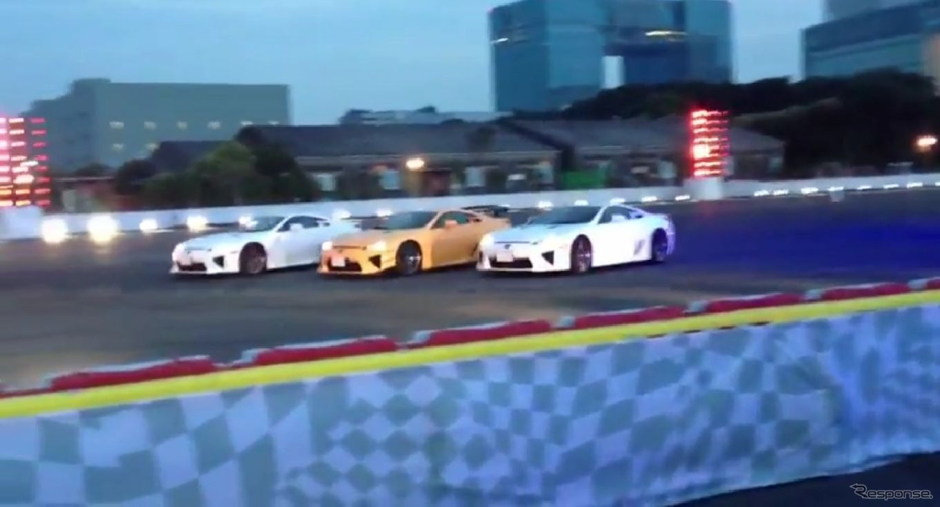 東京・お台場で開催された「レクサススピンドルナイト」でドリフトパフォーマンスを披露した3台のLFA