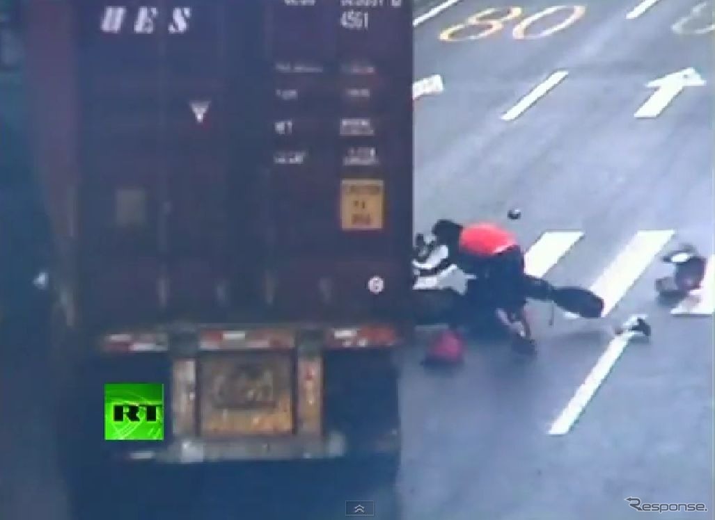 中国浙江省で起きた原付バイクと大型トレーラーの事故映像