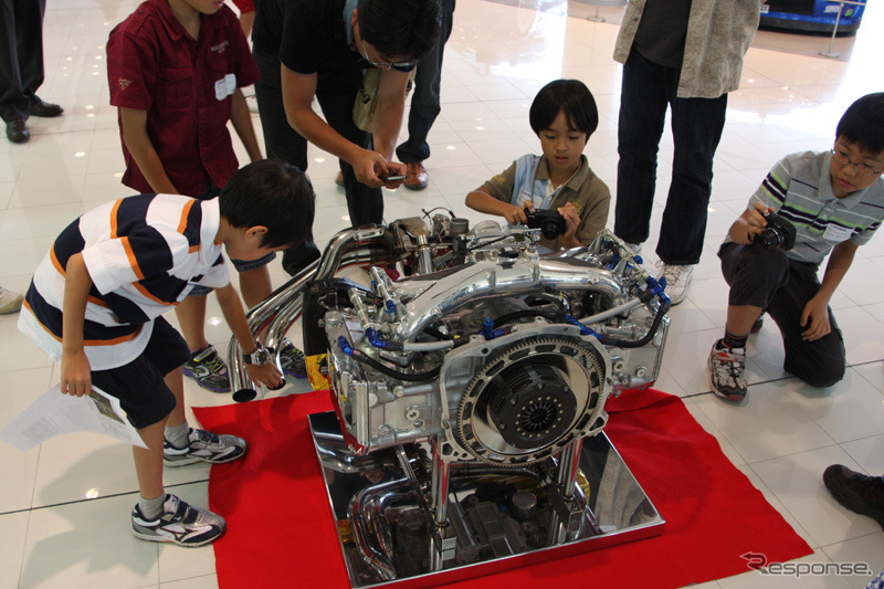 STIで行われた 親子1日講座「車大好き！レーシングカーの“エンジンを分解”してみよう！」