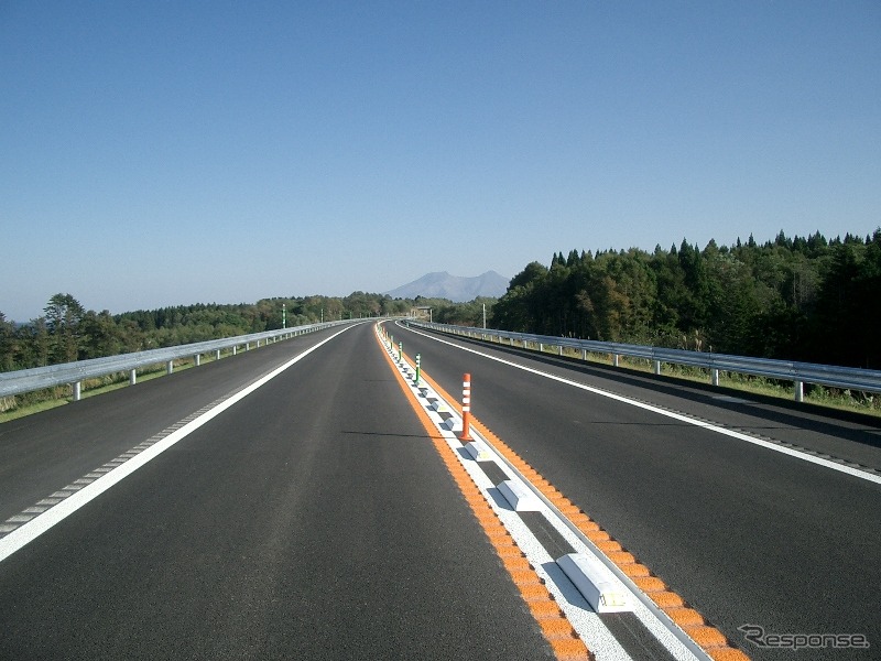 暫定2車線区間で普及しているラバーポールの両側には、黄色の車線の表示された路面に、注意喚起溝工（ランブルストリップス）を設置する
