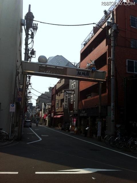 板橋区板橋宿東口。2.1GHzも受信する。通りが旧中山道で、画面外左側が現中山道。撮影者背後で鋭角に交差している。