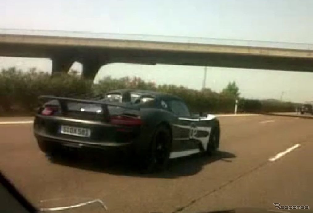 スペイン・バレンシア地方の高速道路で開発テスト中の3台のポルシェ918スパイダー