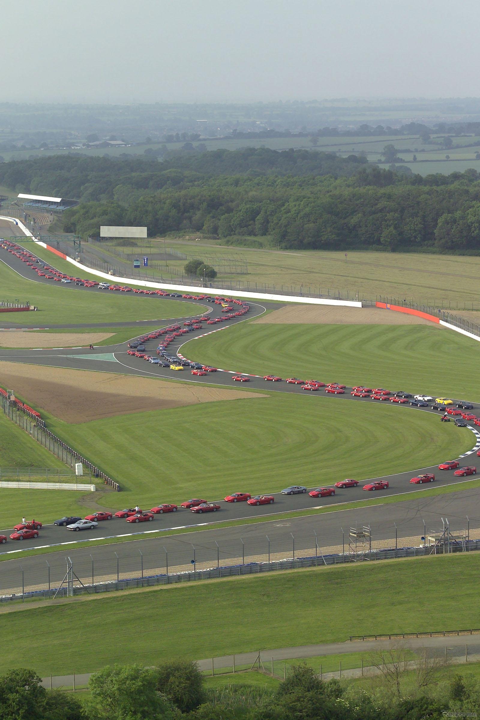 2007年、英国シルバーストンで開催された385台によるフェラーリパレード