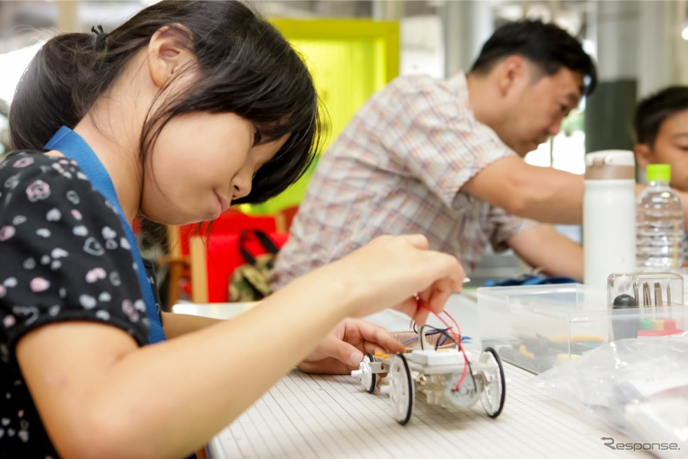 未来のスーパーハイブリッドカーを作ろう ～夏休み自由研究、君はPHVエンジニア～、工作作業のようす