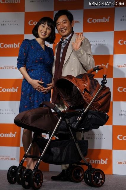 コンビの最新ベビーカー発表会に登場した、東尾理子さんと石田純一さん夫妻