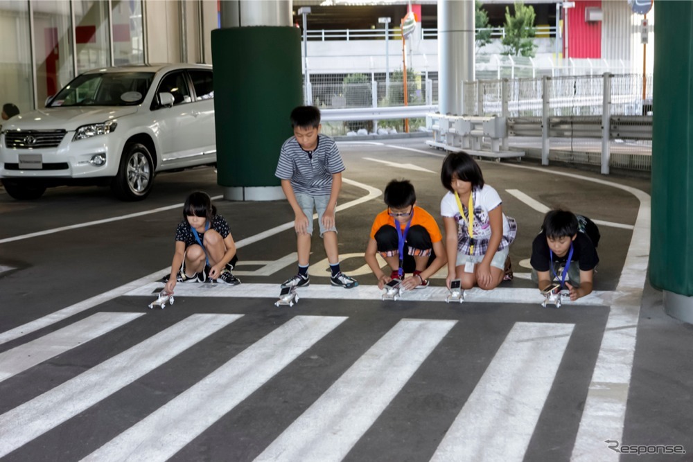 日陰でも走るスーパーハイブリッドカー。最後はみんなで一斉にスタート！