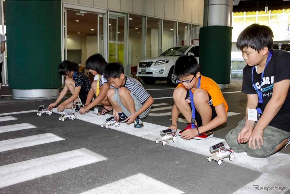 日陰でも走るスーパーハイブリッドカー。最後はみんなで一斉にスタート！