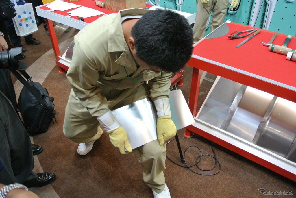 太腿を使った曲げ加工