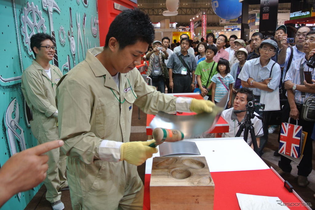 うす加工による端部絞り