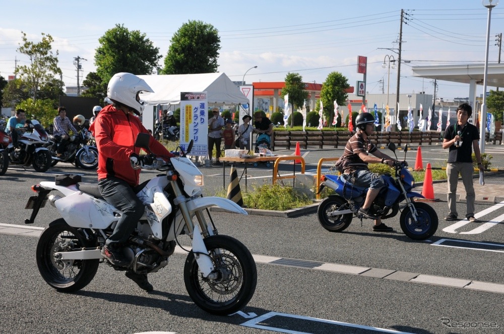 遅乗りグランプリ。初日午後の部は、決勝で奥のカワサキ KSR80がスズキ DR-Z400SMを僅差でかわして優勝