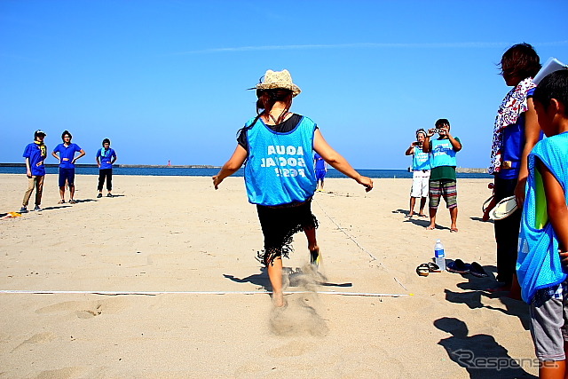日本海へ向けて思いっきりビーチサンダルを蹴飛ばす参加者たち