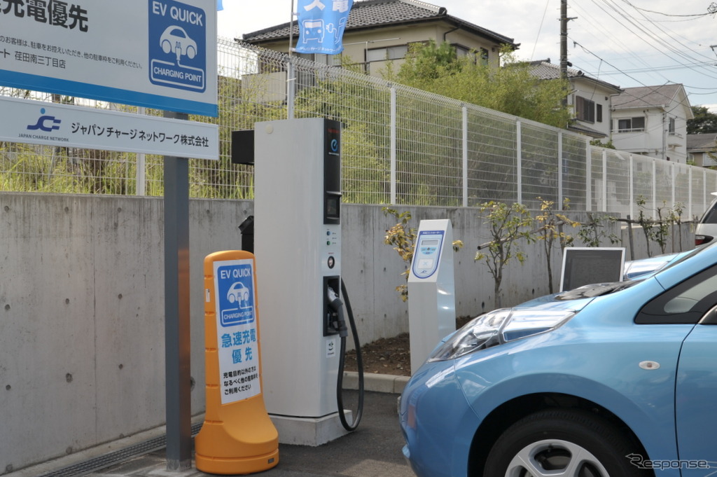 充電スポットは充電器（日産製）とICカードをかざして使用するコントローラー（NECのソフトウェア制御）が設置される