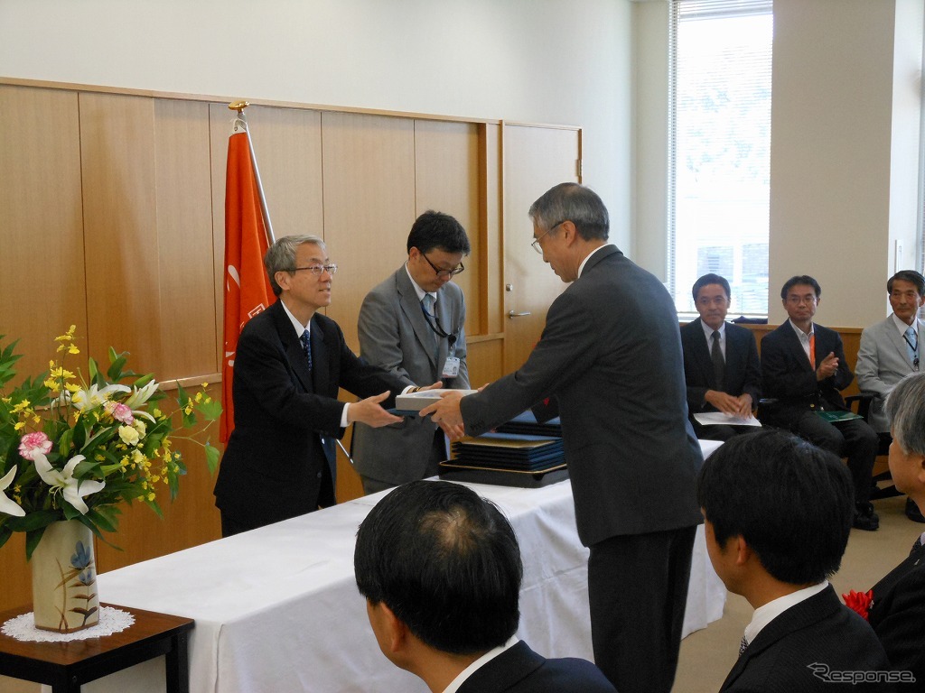 登録証授与式の様子(左は近藤信司国立科学博物館館)