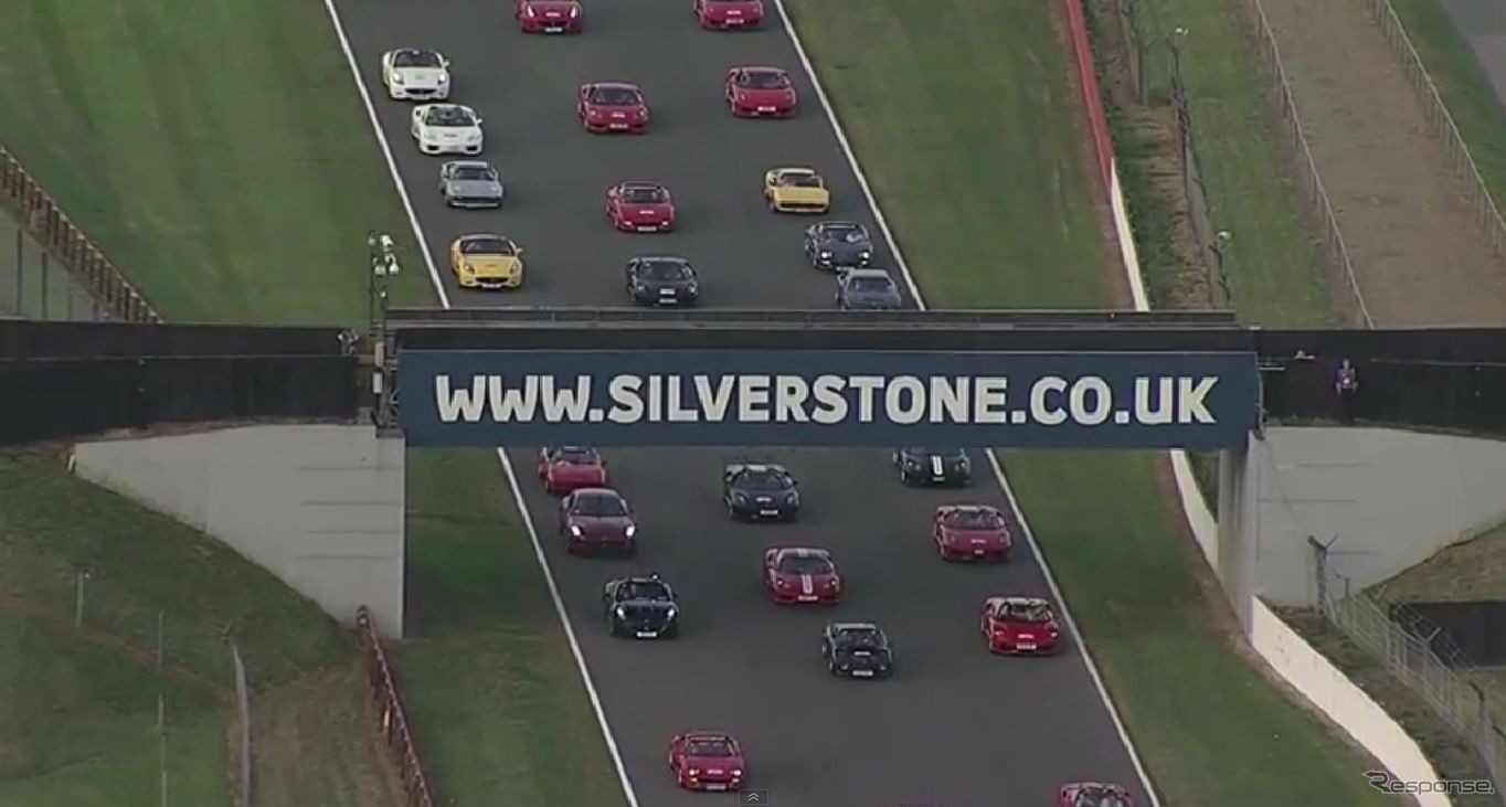 英国シルバーストンサーキットで行われたフェラーリ964台によるパレード
