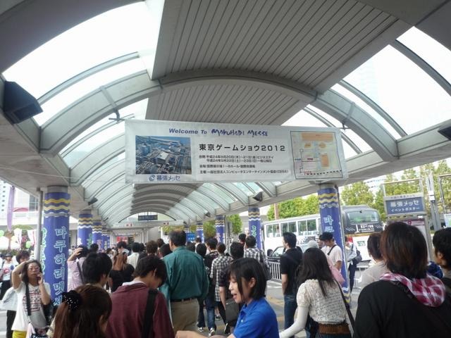 海浜幕張駅前の様子