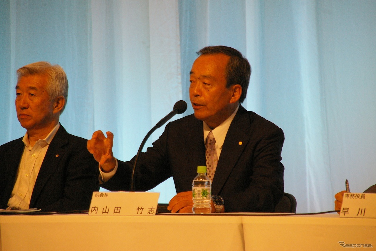 トヨタ自動車・内山田竹志副会長（右）