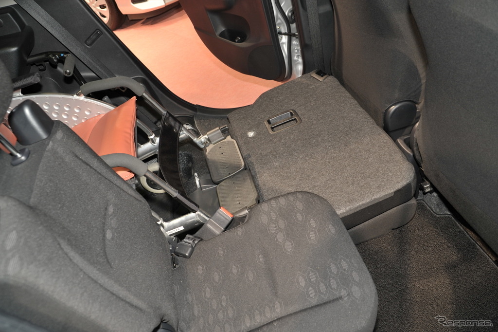 ラクティス	車いす仕様車（スロープタイプ）　タイプI 助手席側リヤシート付