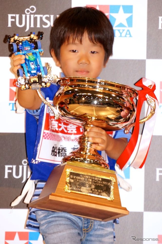 ミニ四駆の全日本選手権が13年ぶり復活、ミニ四駆チャンピオンが決定した。（写真：ジュニアクラス優勝の舩橋葵士くん）