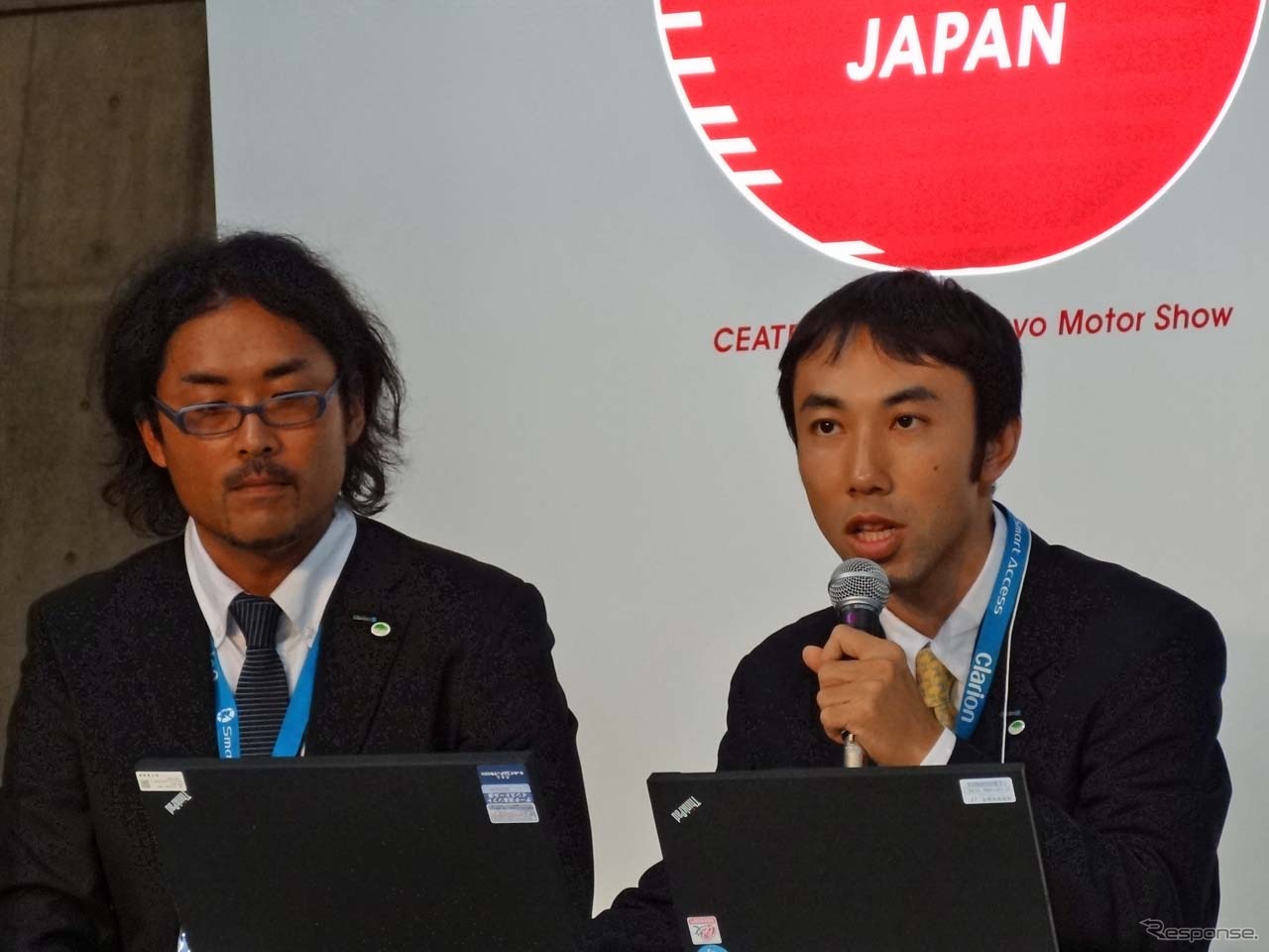 説明を行う音響スピーカー開発グループの高田直樹氏（右）、プロダクトデザイングループの宮脇将志氏（左）