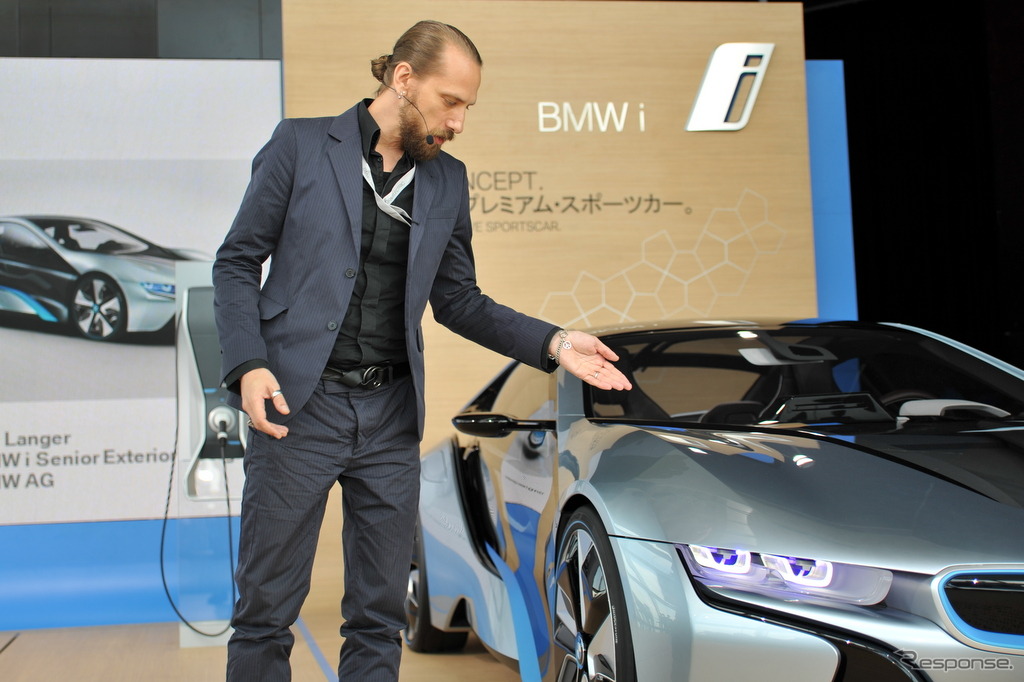 外装デザインについて解説するBMW i シニアエクステリア・デザイナーのカイ・ランガー氏