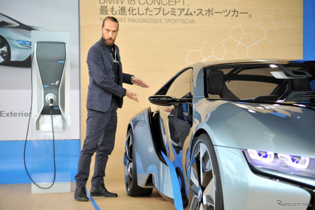 外装デザインについて解説するBMW i シニアエクステリア・デザイナーのカイ・ランガー氏