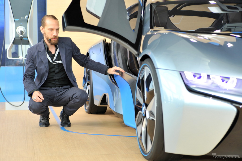 外装デザインについて解説するBMW i シニアエクステリア・デザイナーのカイ・ランガー氏