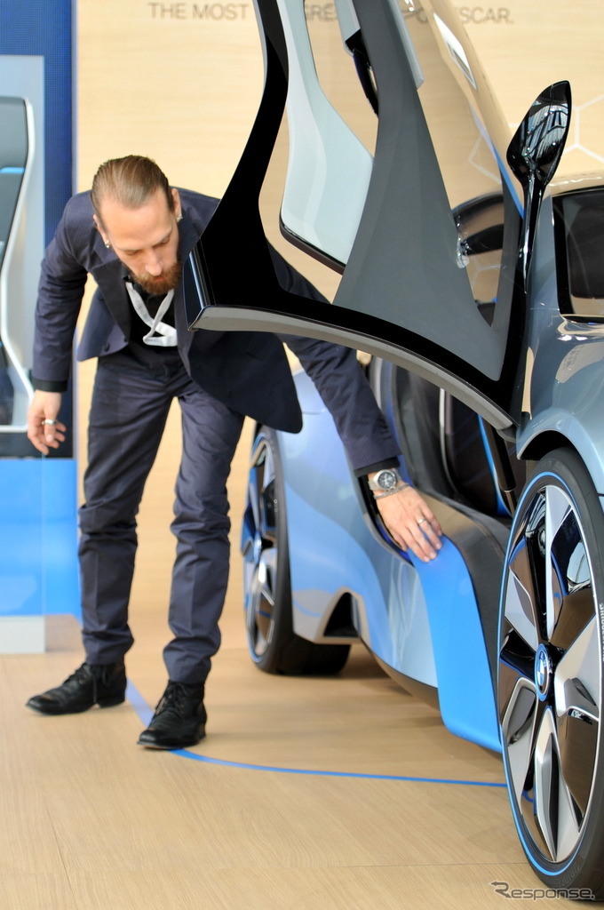 外装デザインについて解説するBMW i シニアエクステリア・デザイナーのカイ・ランガー氏